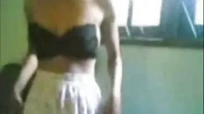 जंगल सेक्सी मूवी सेक्सी पिक्चर में एक खोया हुआ किशोर मिला
