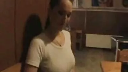 कॉलेज गर्ल पैसे के लिए अजनबियों को ग्लॉहोल सेक्सी पिक्चर मूवी हिंदी blowjob देती है